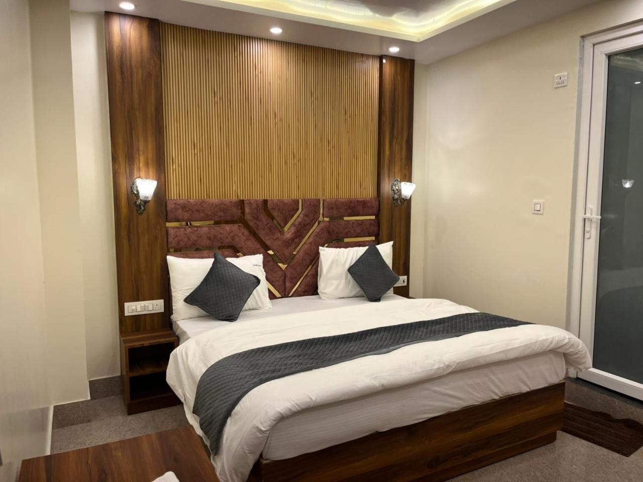 Hotel Grand Safari Kotdwāra Exteriér fotografie